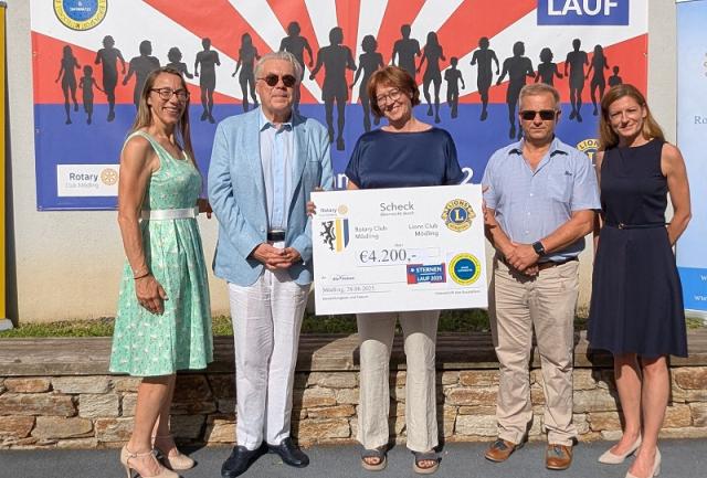 Spendenübergabe an die möwe vom Sternenlauf 2025 in Mödling durch die Europa Sport Mittelschle