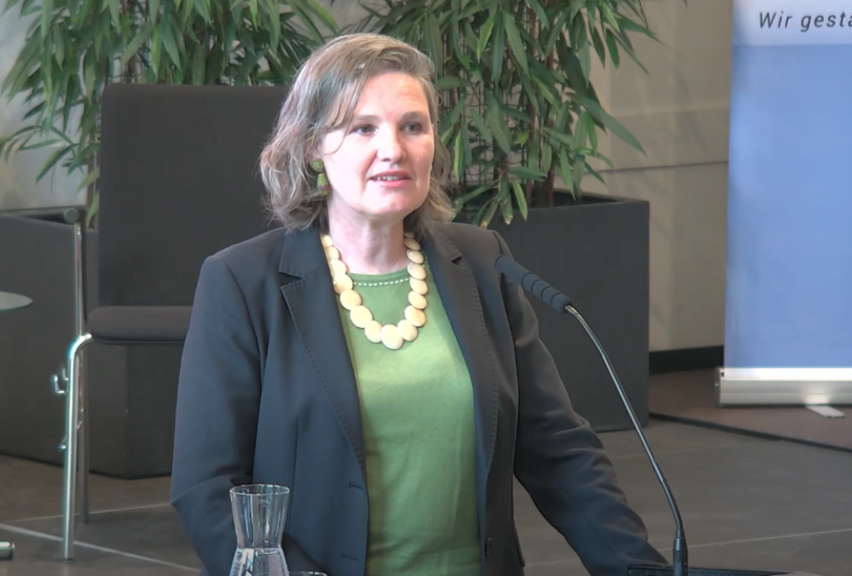 Hedwig Wölfl hält Vortrag über Kinderschutzkonzepte auf der Kinderschutz-Enque im Landhaus im Juni 2023