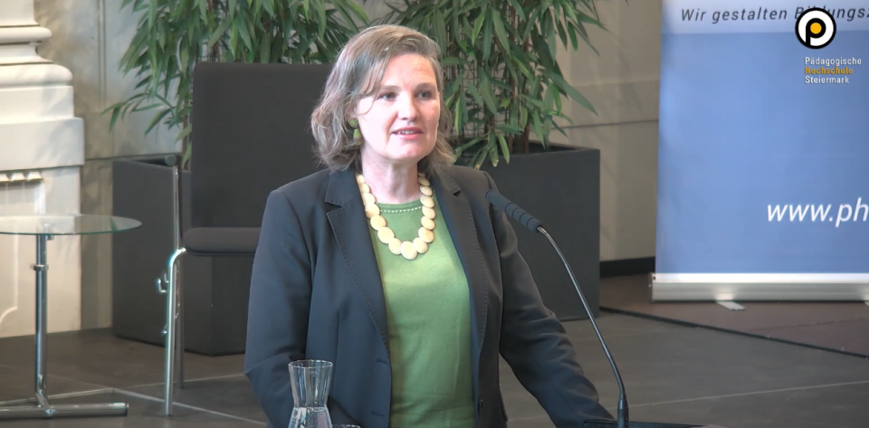 Hedwig Wölfl hält Vortrag über Kinderschutzkonzepte auf der Kinderschutz-Enque im Landhaus im Juni 2023